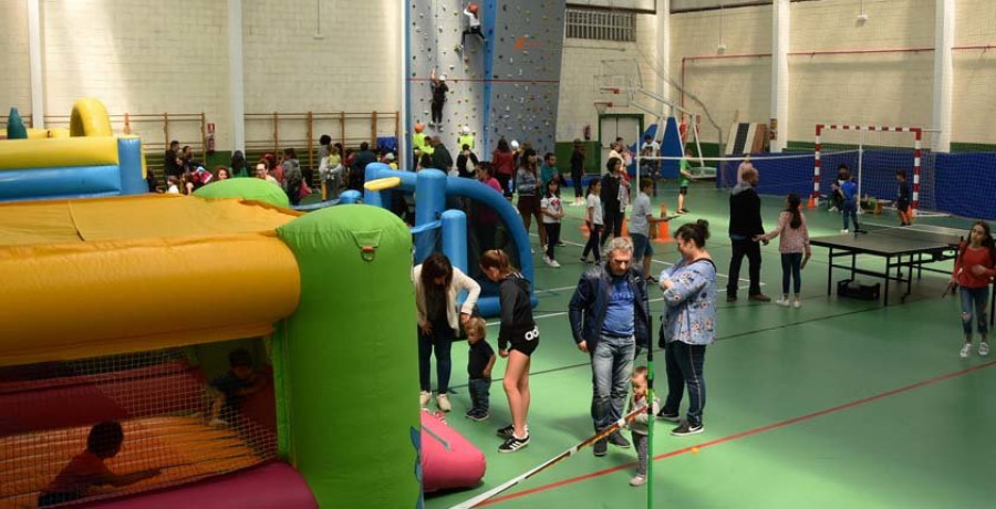 Cientos de niños y niñas de la comarca celebran en Mugardos la segunda Fiesta  del Deporte