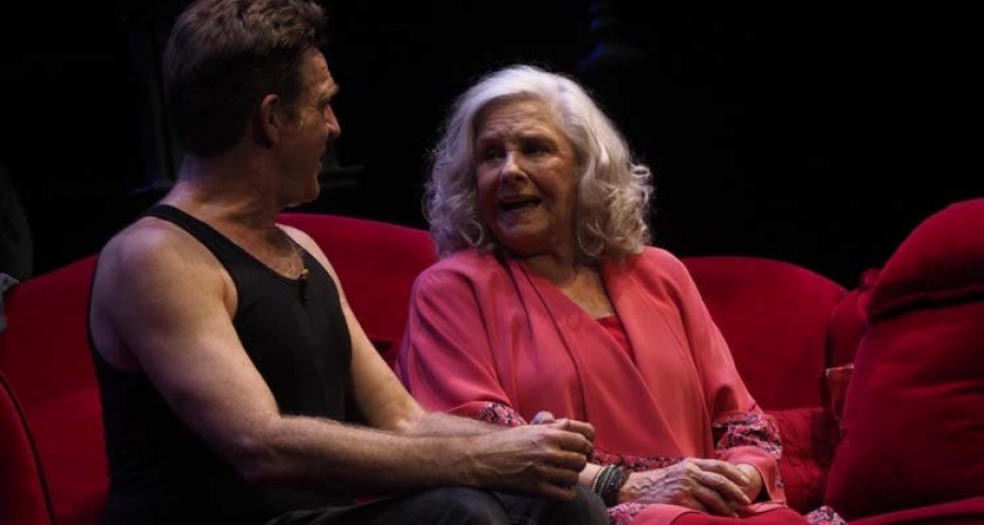 Lola Herrera y Juanjo Artero conmueven al Auditorio de Narón a “La velocidad del otoño”