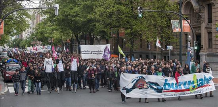 Centenares de jóvenes se manifiestan en Bilbao contra la precariedad laboral