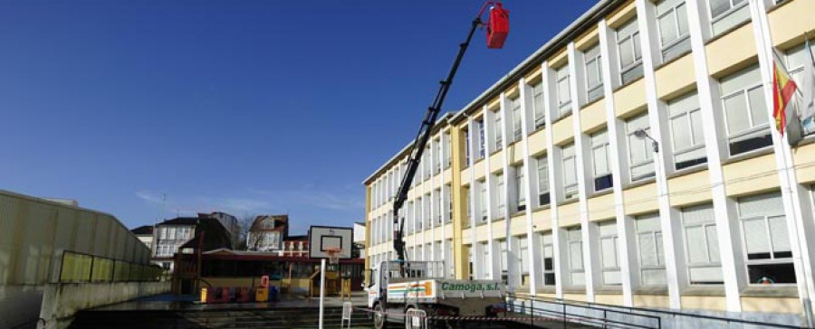 Los trabajos de reparación del pabellón del colegio Cruceiro de Canido comenzaron ayer