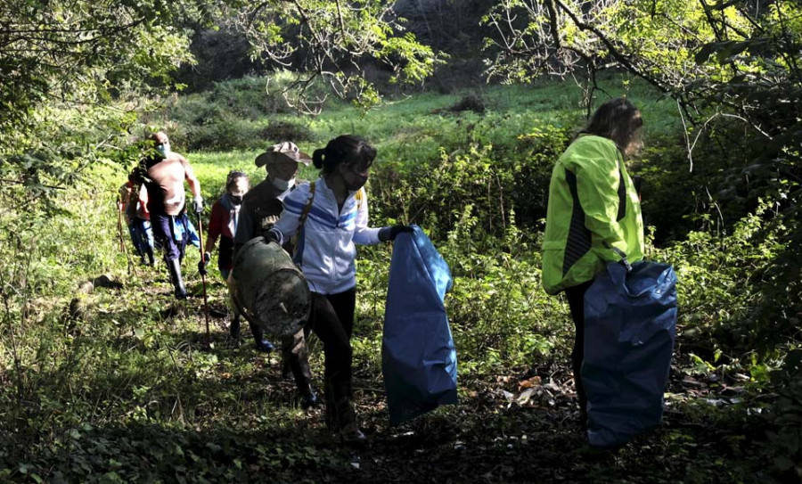 Colectivos de Ares, As Pontes, Fene y San Sadurniño, en la XIII campaña de limpieza simultánea de ríos