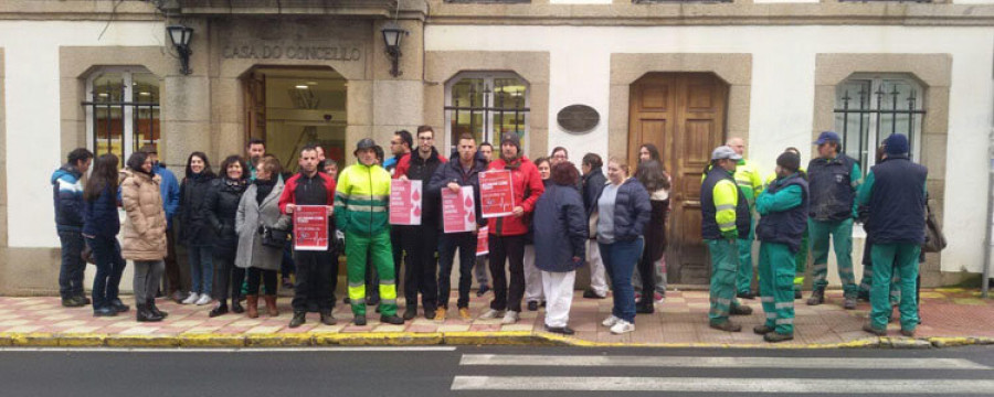 Trabajadores del Concello de Mugardos sacan sus reivindicaciones a la calle