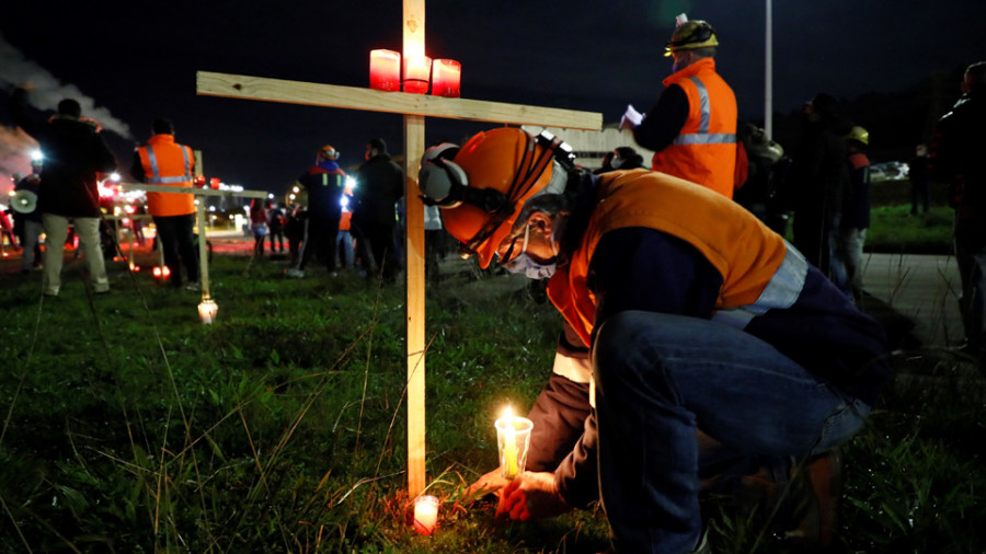 La plantilla de Alcoa clava cruces ante la planta en protesta por el ERE