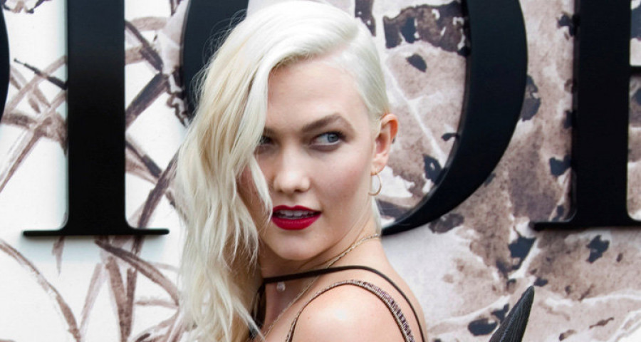 Karlie Kloss, una rubia platino  en el desfile de Dior