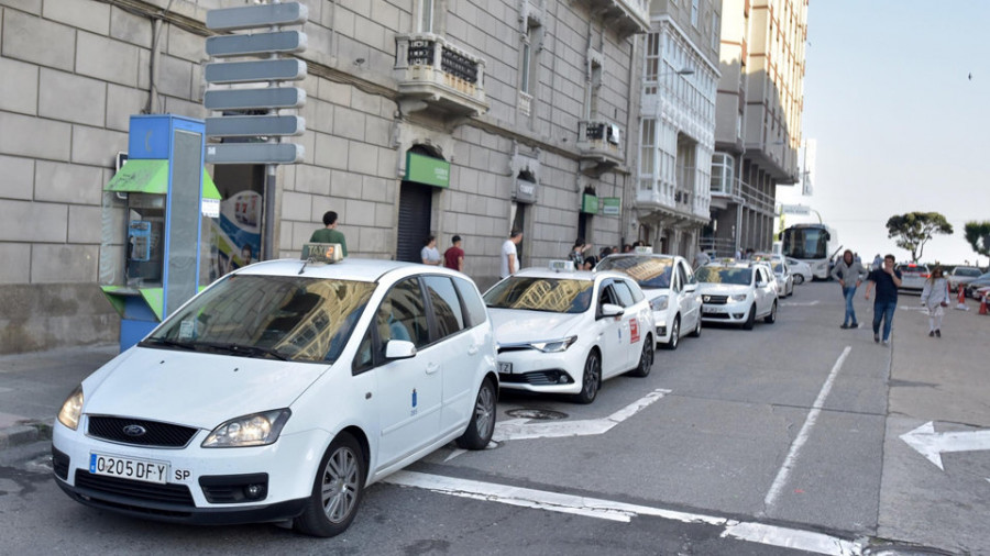 El Gobierno local acumula tres meses  de retraso en las ayudas del bono taxi