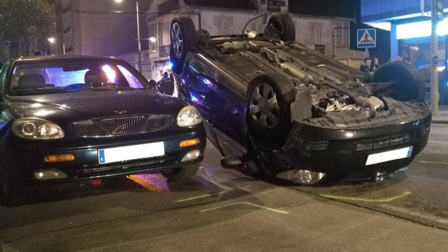 Cierran la carretera de Castilla tras volcar un coche después de colisionar contra otro