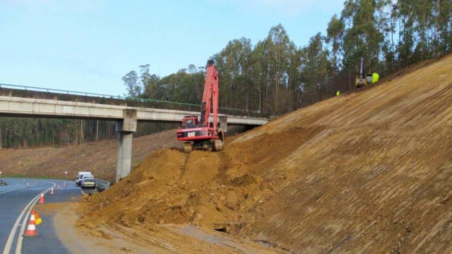 La Xunta actúa de urgencia sobre los taludes de la AC-563 en Fene