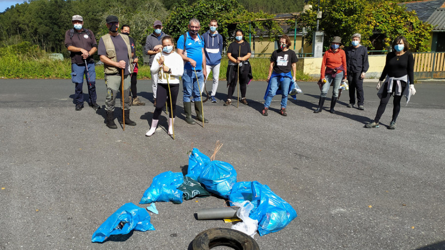 La XIII Limpeza Simultánea de Ríos confirma el buen estado del Castro en San Sadurniño