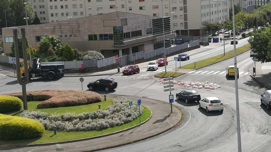 Un vehículo de transporte pierde parte de su carga en plena glorieta del Diapasón