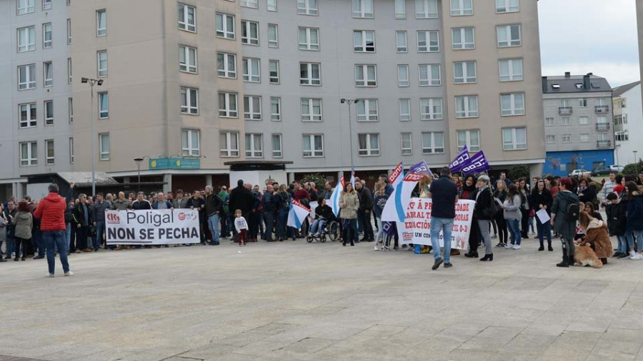 Trabajadores de Educación Infantil y de Poligal se manifiestan en Narón