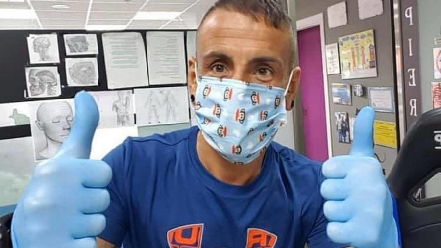 Los “tatuajes” más solidarios del pontés Javier PérezEl deportista ha decidido donar sus mascarillas a aquellas personas que más las necesiten