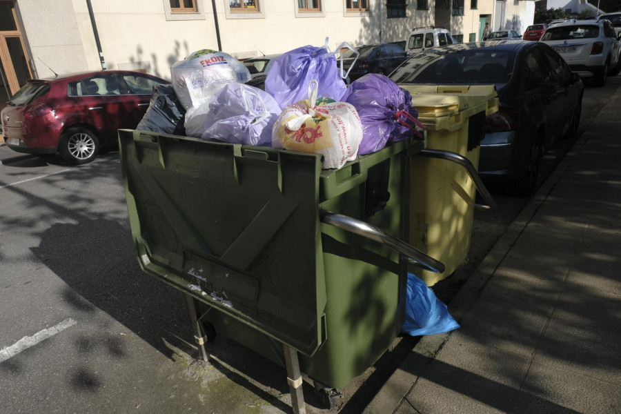 Sancionadas dos personas en Ferrol por tirar basura en la calle