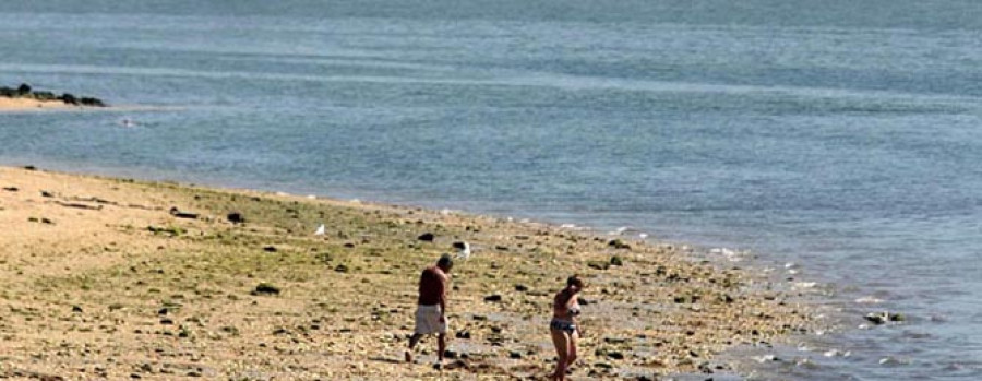 Siete playas mantienen una calidad del agua “insuficiente” a falta de quince días para cerrar los análisis