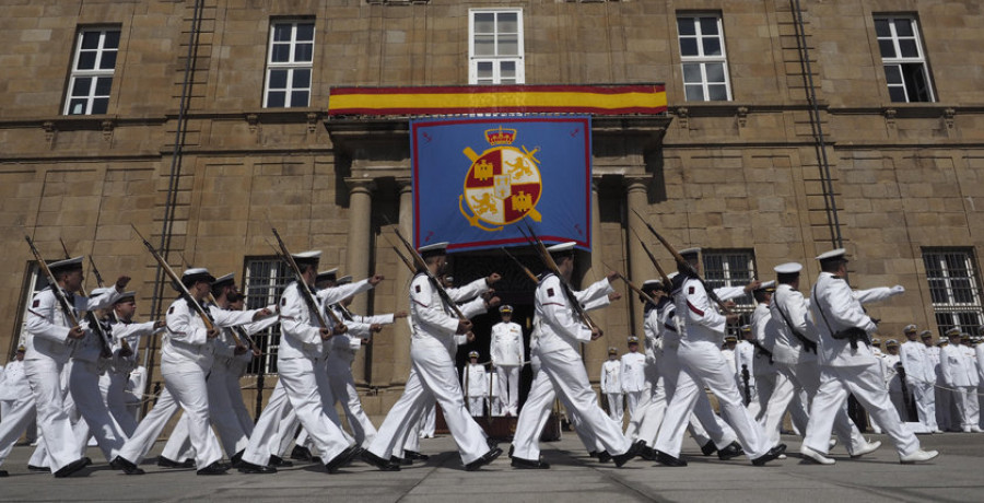 La Armada despide con un sentido homenaje a los 18 militares que  pasaron a la reserva