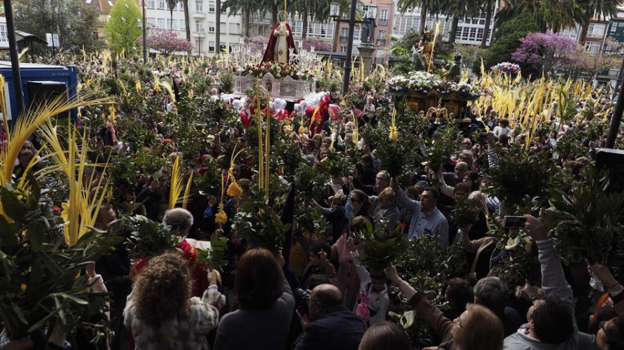 Ferrol desfila al paso de la Semana Santa