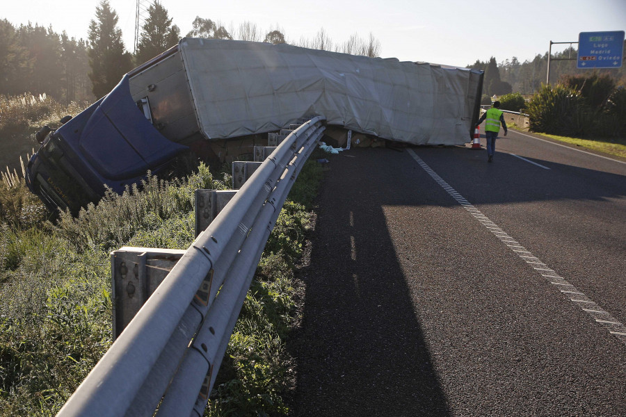 El accidente de un tráiler obliga a cortar un carril de la A-6 en Betanzos