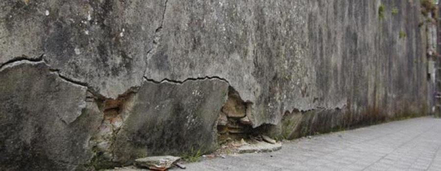 Vallan una calle por peligro de desplome del muro del centro de menores Virxe do Carme