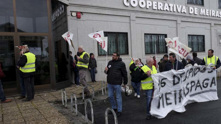 Tensión frente a la cooperativa de Meirás tras la presentación del ERE extintivo en Copagro