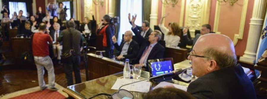 El alcalde de Ourense afirma que la sentencia “no cambia nada” la situación de los ediles críticos