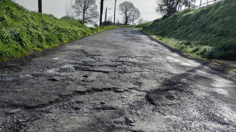 La AVV Os Irmandiños exige a la Xunta el acondicionamiento del firme de la carretera de Baltar