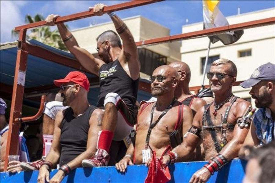 El desfile del orgullo gay llena las calles de Maspalomas