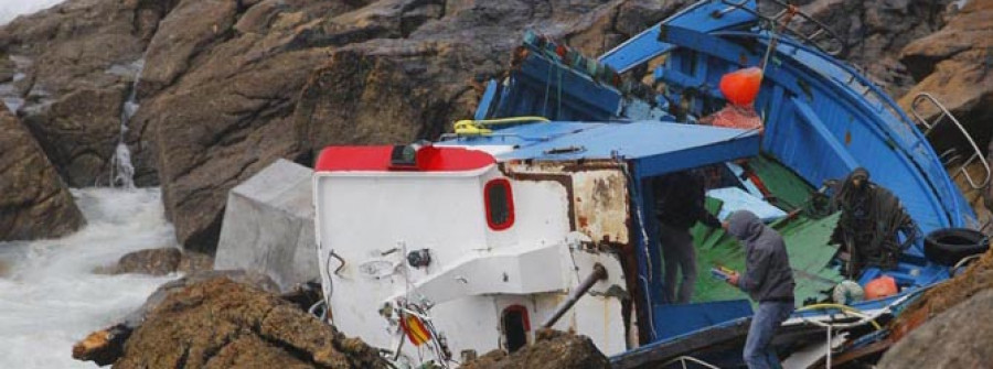 Un pesquero de Fisterra encalla contra las rocas en la zona do Ézaro