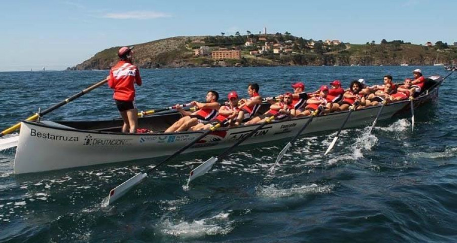 Las traineras locales bogan de nuevo en Galicia