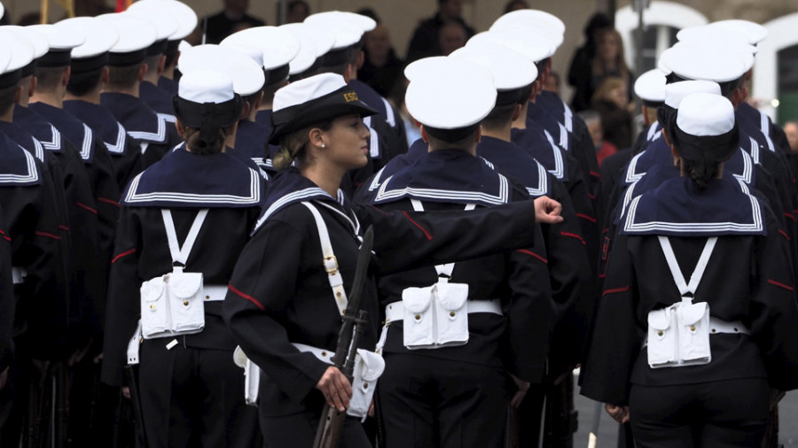 Más de 300 marineros profesionales 
de las escuelas de 
A Graña y Escaño juraron bandera