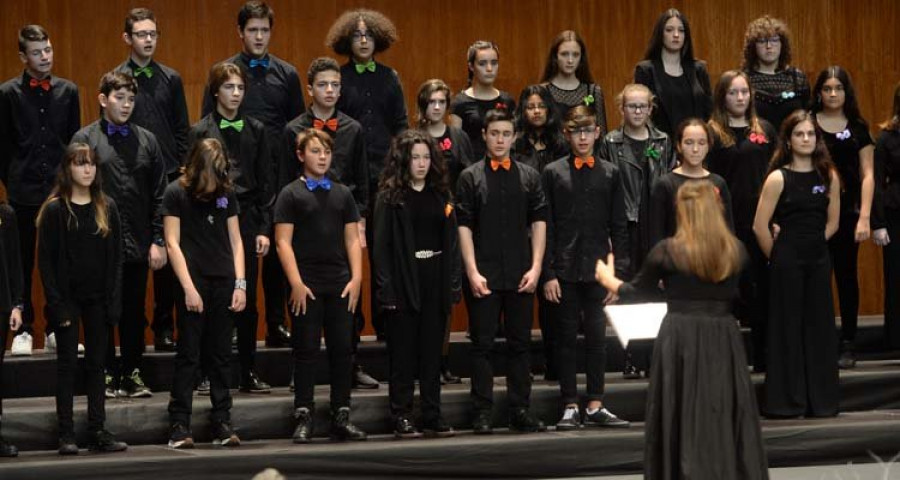 Niños y adultos comparten su pasión por la música coral en una cita intergeneracional