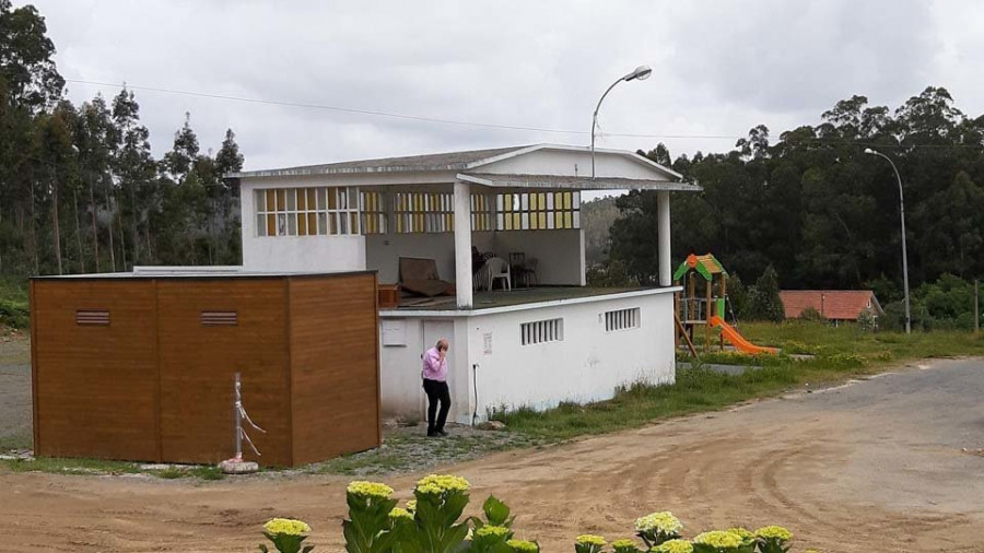 Valdoviño concluye las obras de construcción de sanitarios adaptados en el palco de Loira