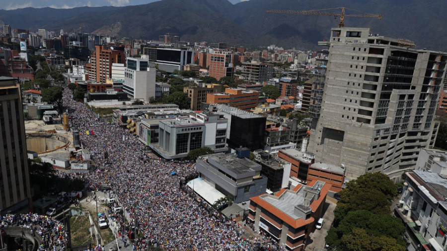 Guaidó exhibe músculo en las calles venezolanas en su primera  gran convocatoria