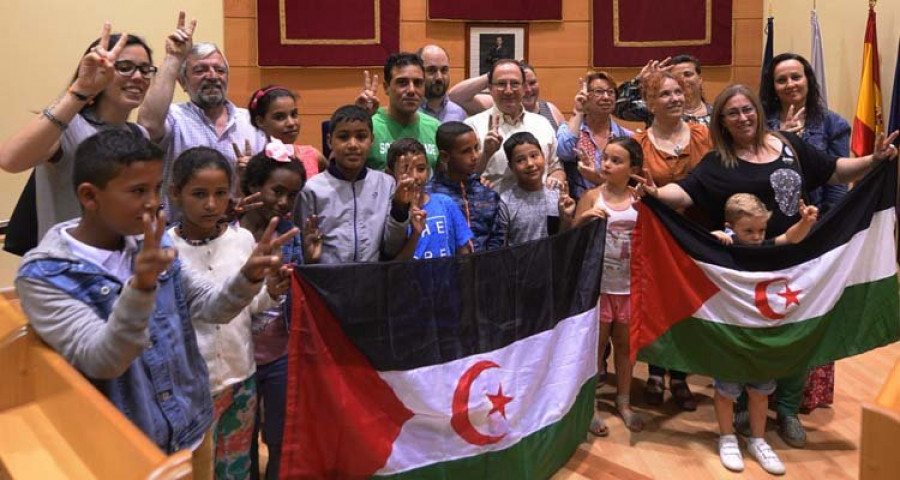 Narón recibe a los siete niños saharauis que pasarán el verano con familias de acogida