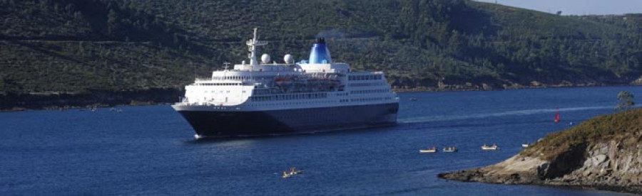 Ferrol recibió a los 2.000 turistas que viajan a bordo del “Saga Sapphire” y “Thomson Spirit”