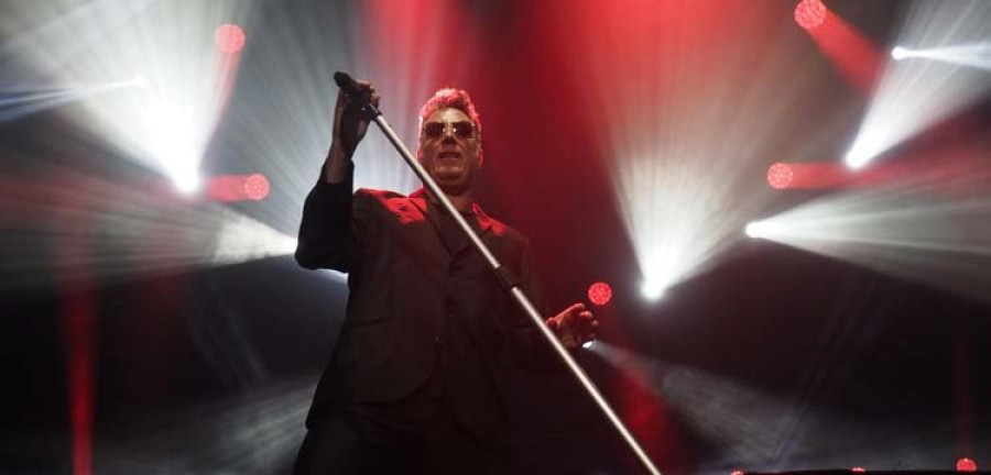 Loquillo luce con elegancia su gira “Salud y rock and roll” en su esperado concierto en Ferrol