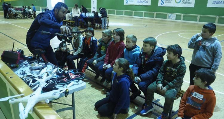 Los más pequeños se divierten jugando en la “Escola de Pilotos” y el Campamento de Canido