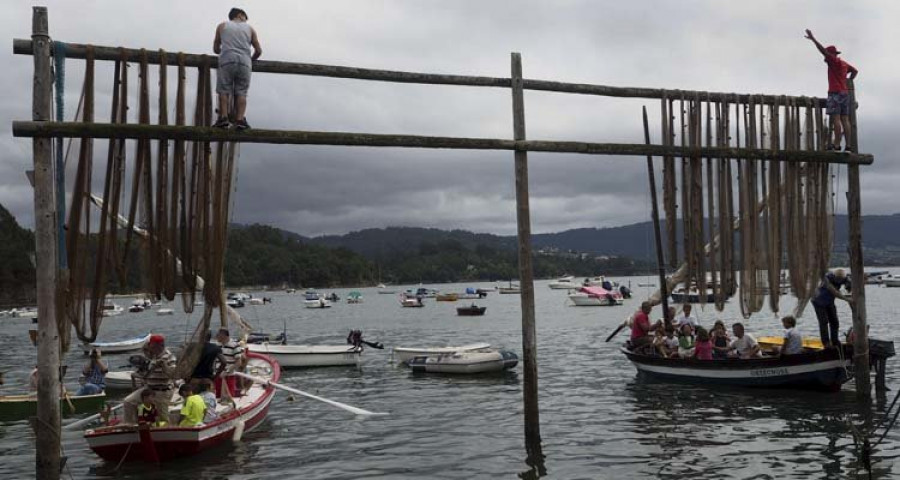 El pueblo de Redes revivió un año más sus tradicionales labores marineras en la Festa da Cabria
