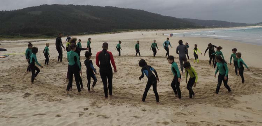 Niños de Aspanaes aprenden surf en Esmelle