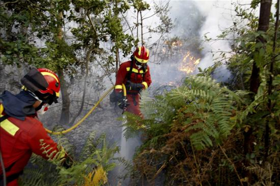 Continúan activos los incendios de Boiro y Navia de Suarna