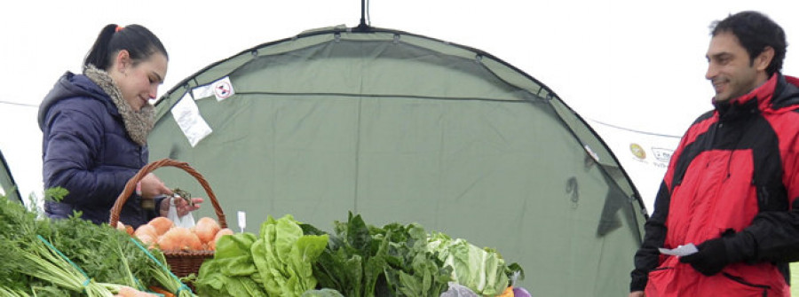 El mercado local de invierno de San Sadurniño se vio deslucido por la lluvia