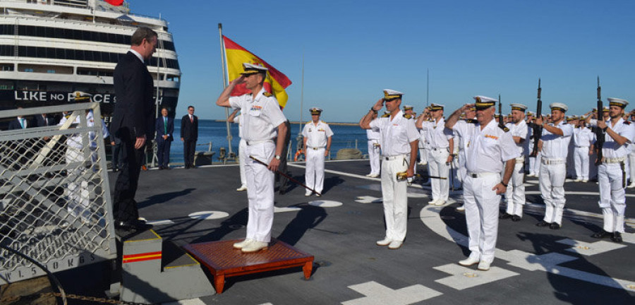 La “Cristóbal Colón” recibe la visita del ministro de Defensa australiano