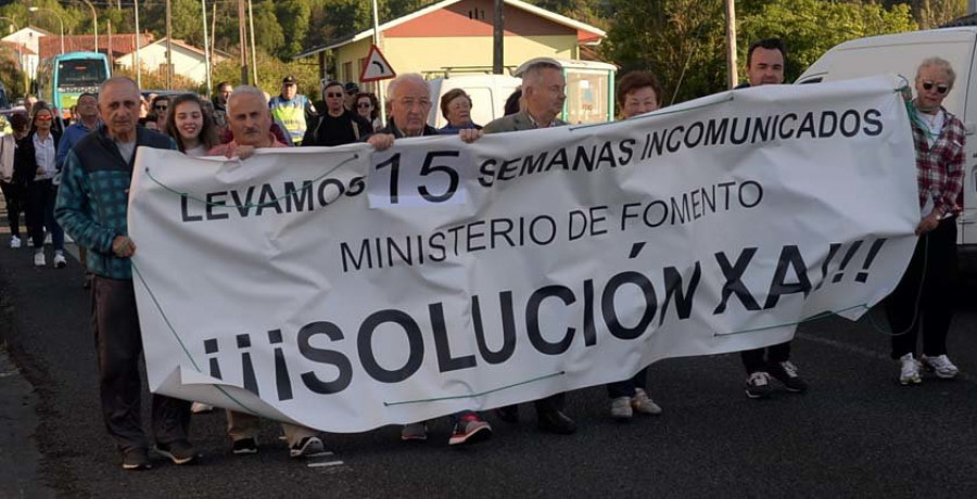 Los vecinos de Santa Ana y la avenida Porta do Sol protestan contra su incomunicación