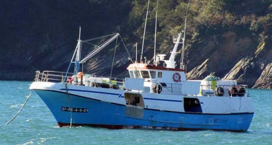 Rescatados los ocho tripulantes de un barco que se incendió cerca de Cedeira
