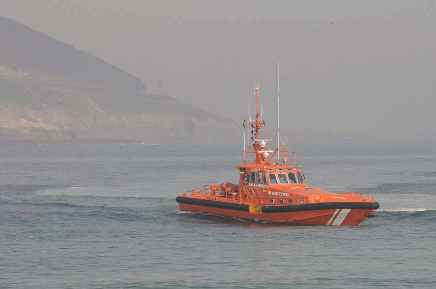 Rescatados los seis tripulantes de un pesquero hundido a 30 millas de Estaca de Bares