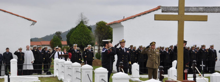 La Armada celebró con un acto en el cementerio  de Catabois el Día de los Caídos por la Patria