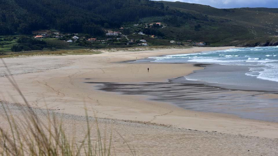 Los socorristas inician la campaña en playas desiertas de bañistas