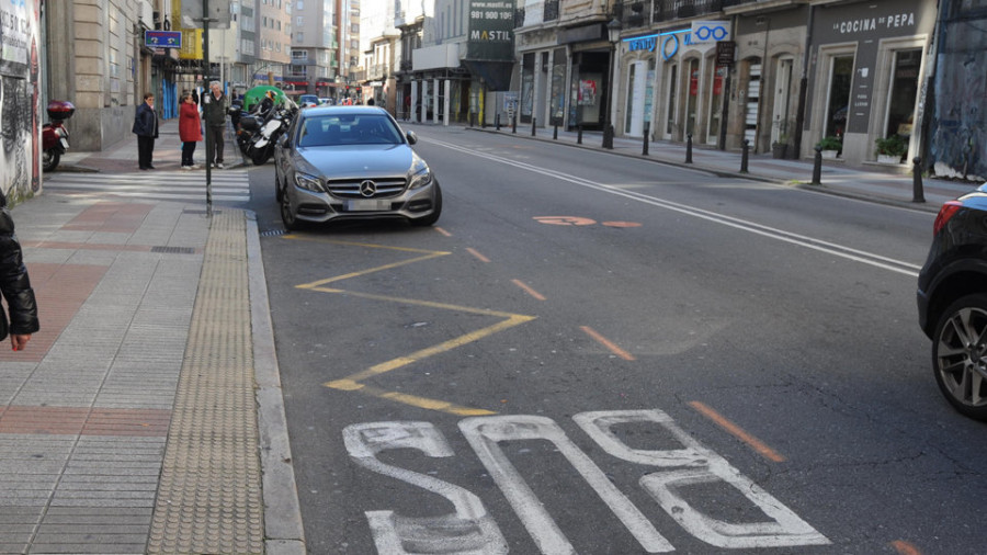 El 092 puso más de una multa al día por aparcar en las paradas de autobús