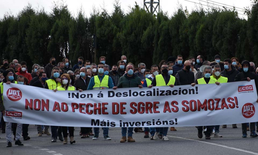 As Somozas se echa a la calle para demandar la continuidad de la producción de Siemens