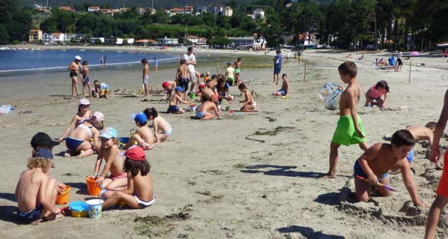 Más de 80 niños llenan la playa de A Madalena de castillos de arena