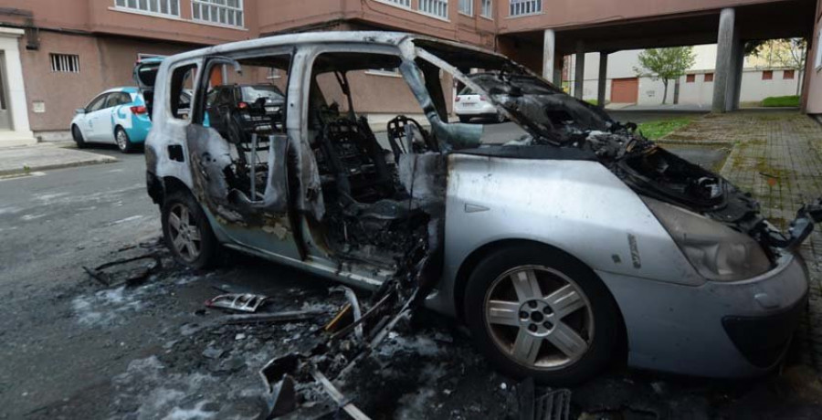 Investigan el incendio de un coche de madrugada en un patio interior de Caranza