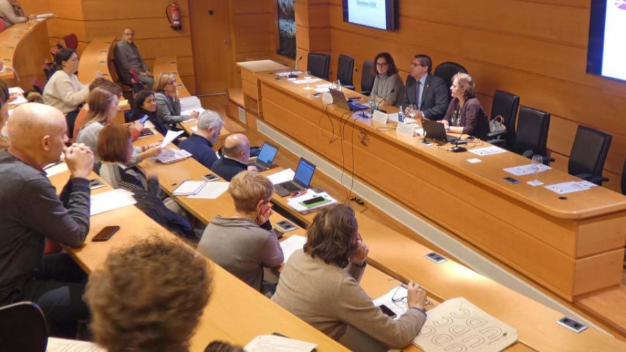 La Universidade da Coruña presenta su renovada oferta a centros educativos gallegos